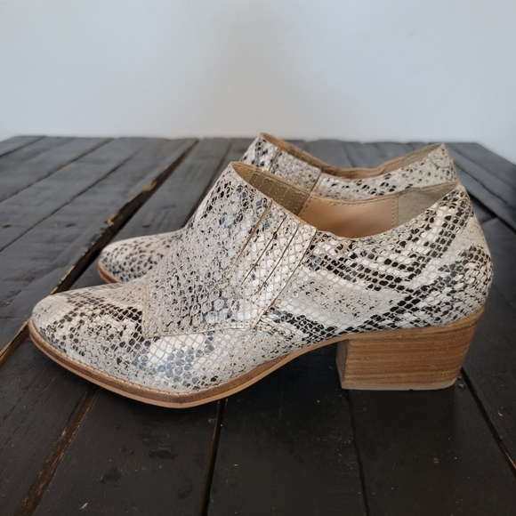 Journee Collection NWOT Jasmine Shooties Booties Women's 6 Snakeskin White Grey - Picture 4 of 7